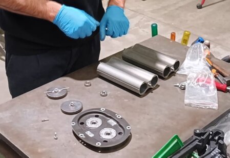 Tecnico che esegue prove metrologiche su un contatore gas in laboratorio