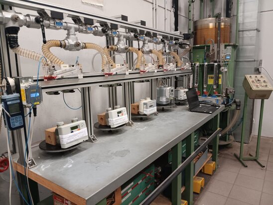 Tecnico che esegue la verifica metrologica di un contatore gas secondo DM 93 2017